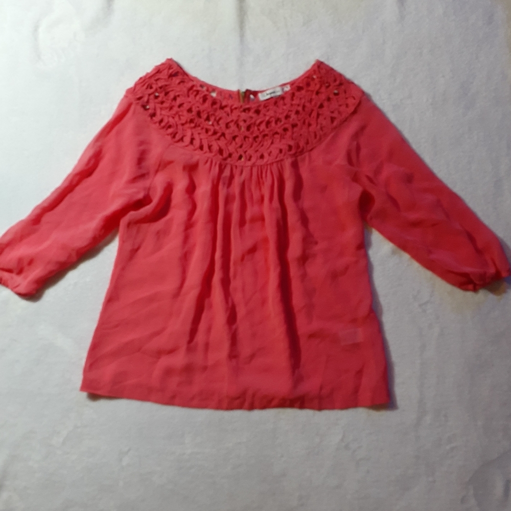 Umgee Sheer Eyelet Neckline/Zip up Back Blouse sz. M